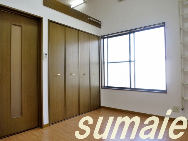 居室・リビング　窓の大きい洋室です♪