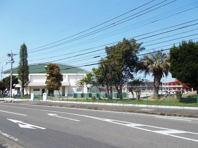 小学校　上長飯町学校（小学校）まで650m
