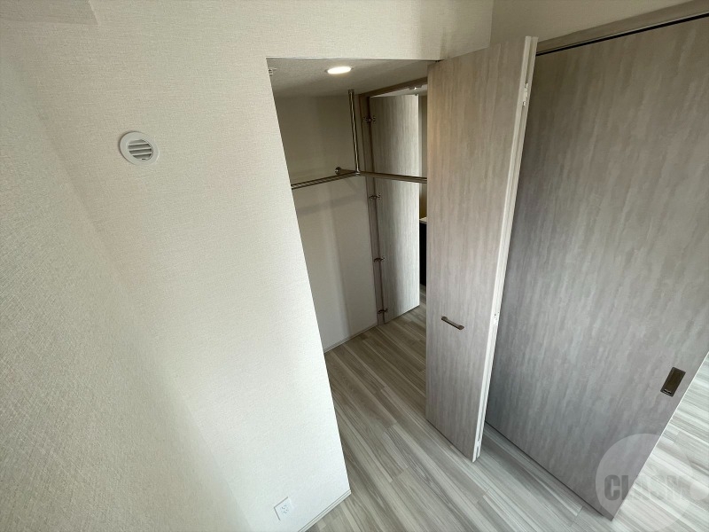 収納　洋室とリビングにつながるウォークインクローゼット