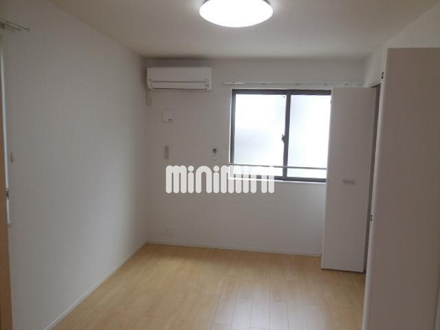 眺望　エアコンつきの洋間です