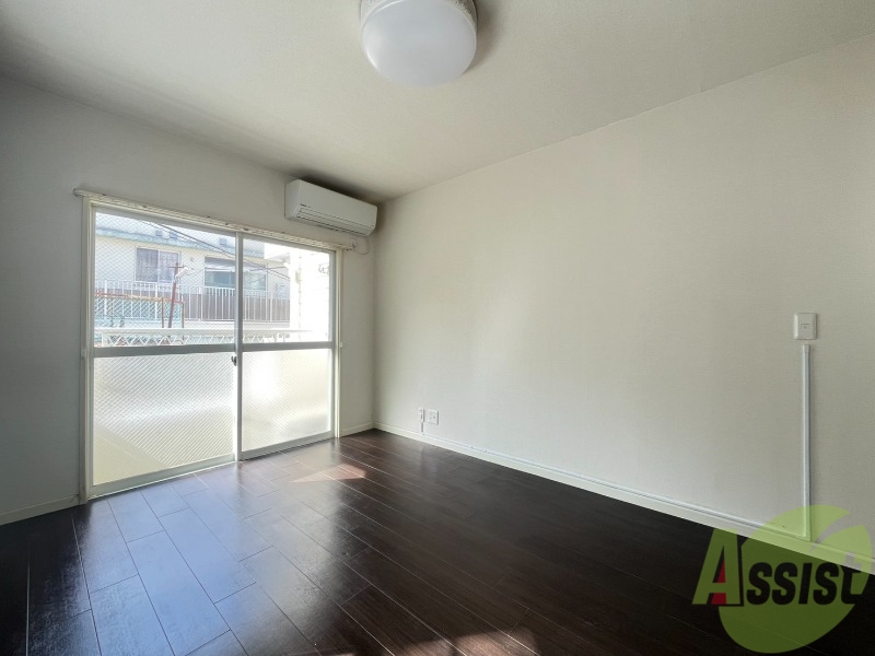 居室・リビング　フローリング貼りの室内です