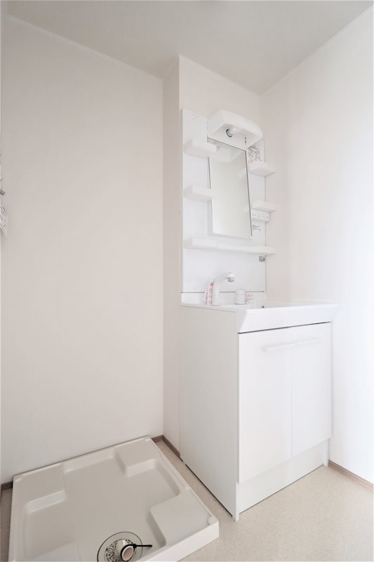 洗面設備　（イメージ）独立洗面化粧台と洗濯用防水パン