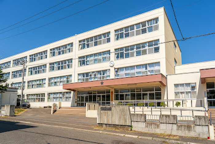 中学校　札幌市立琴似中学校（中学校）まで550m