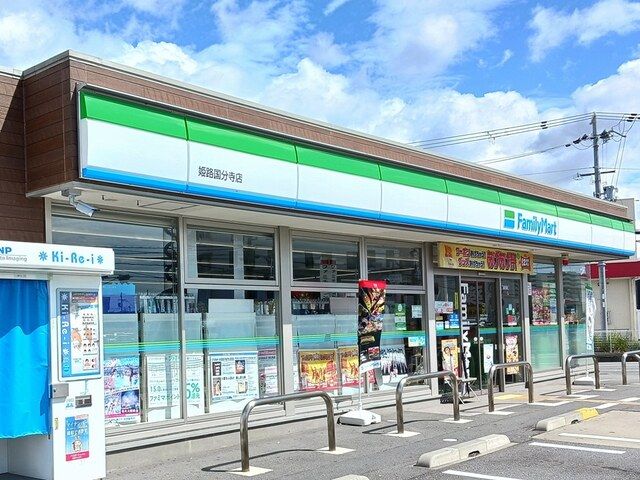 コンビニ　ファミリーマート（コンビニ）まで750m
