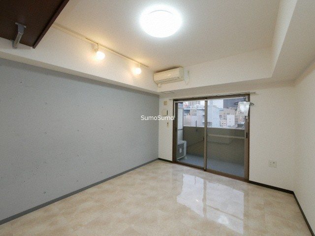 その他部屋・スペース　落ち着いた色調の寝室です