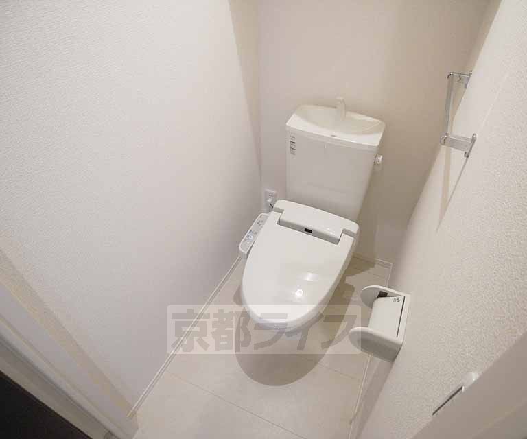 トイレ　ウォシュレット付き。