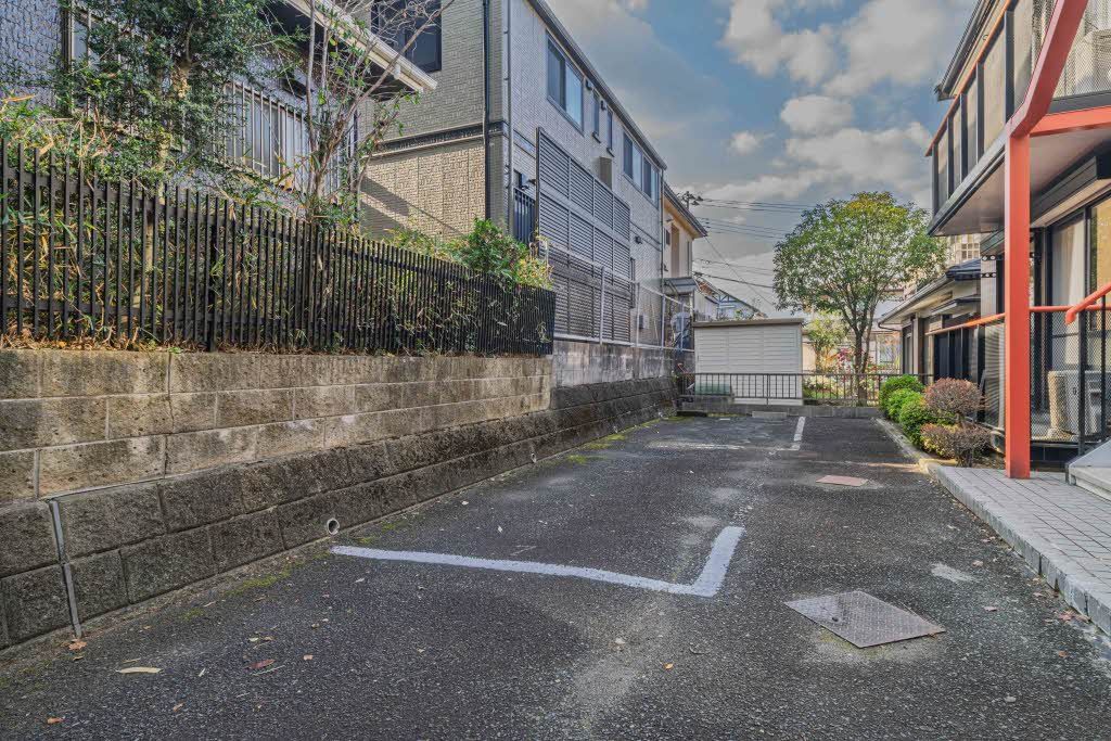 建物外観　駐車場