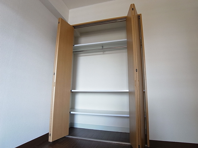 収納　クローゼットは高さ調整機能付き