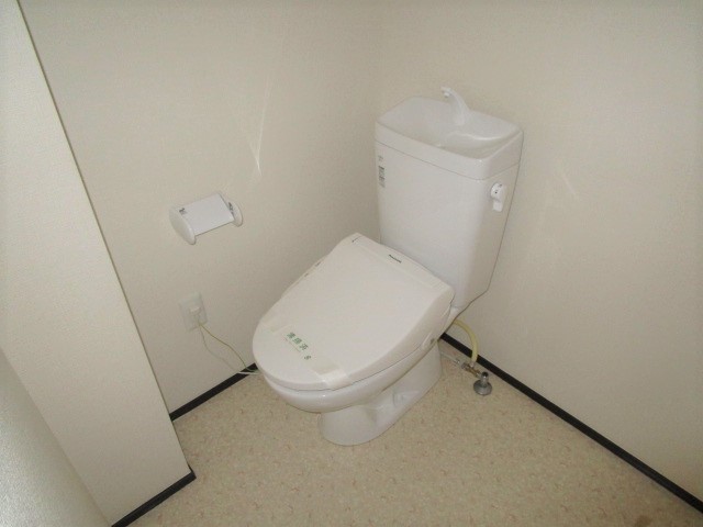 トイレ　別号室の参考写真になります。