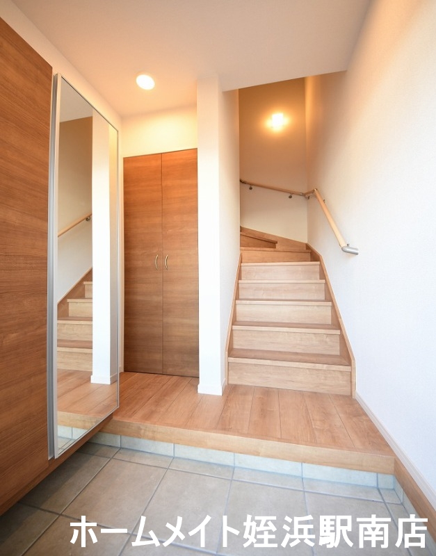 玄関　★大型シューズボックス付きの広々玄関♪★※別部屋参考写真