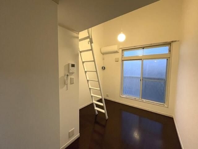 居室・リビング　落ち着いたナチュラルカラーを基調とした、広々として明るい室内