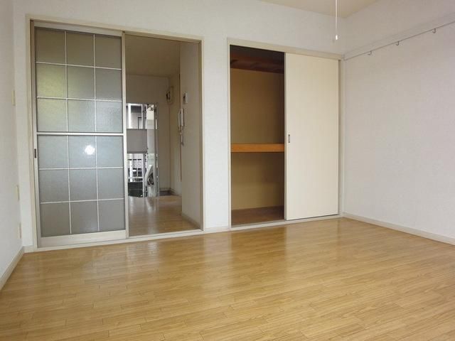 居室・リビング　収納付き洋室