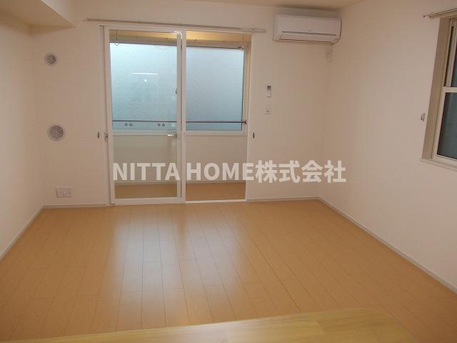 居室・リビング　１２．２帖の洋室です＊