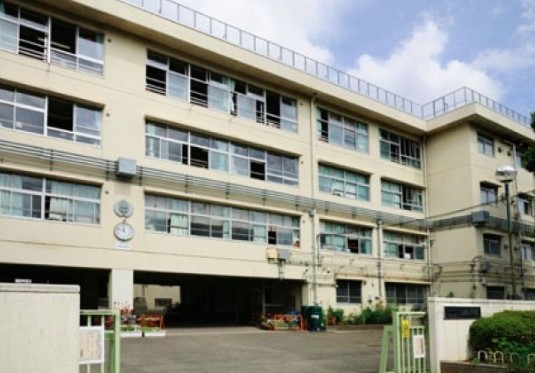 中学校　世田谷区立上祖師谷中学校（中学校）まで930m