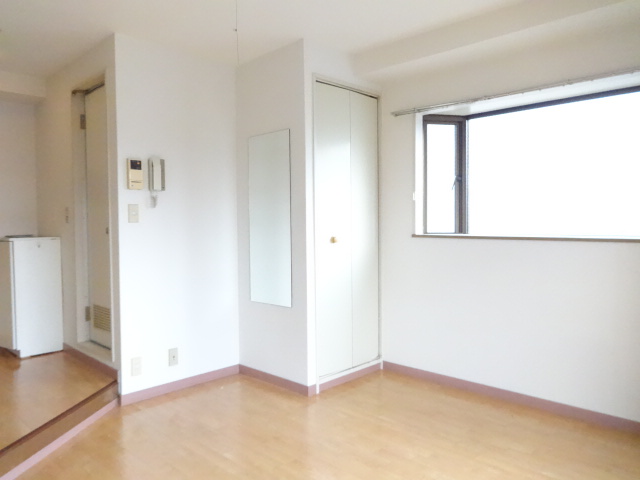 居室・リビング　同マンション別部屋写真