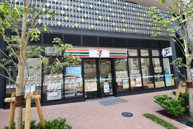 コンビニ　セブンイレブン（コンビニ）まで136m