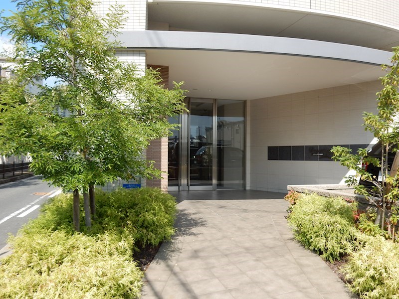 エントランス　植栽の映えるエントランス