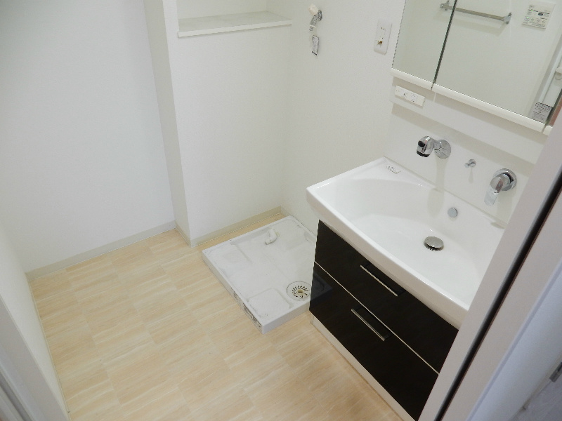 洗面設備　広い脱衣所に使いやすい三面鏡付きシャンプードレッサー