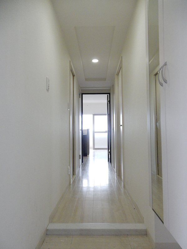 玄関　姿見鏡付シューズボックスのある玄関