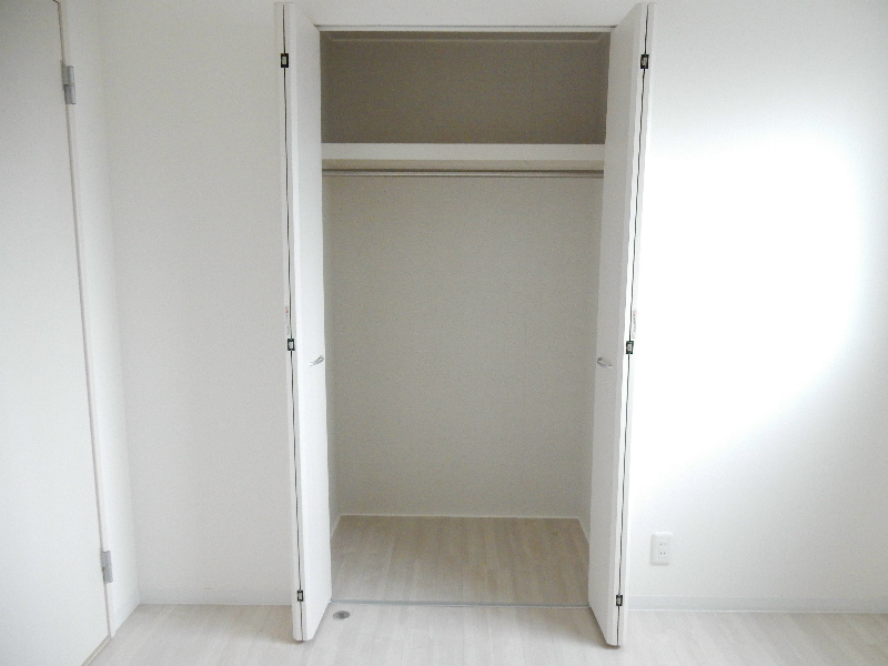 収納　玄関側洋室のクローゼット
