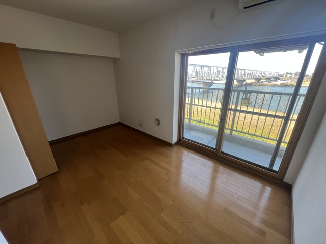 居室・リビング　横長だと家具の配置しやすいです。