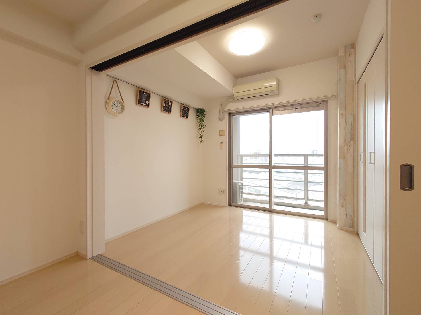 その他部屋・スペース　エアコン付き　照明サービス設置（小物は付いておりません）