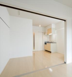 居室・リビング　白を基調とした明るいお部屋です