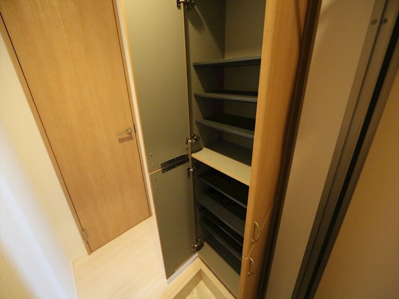 玄関　玄関　シューズボックス付（収納充実してます）