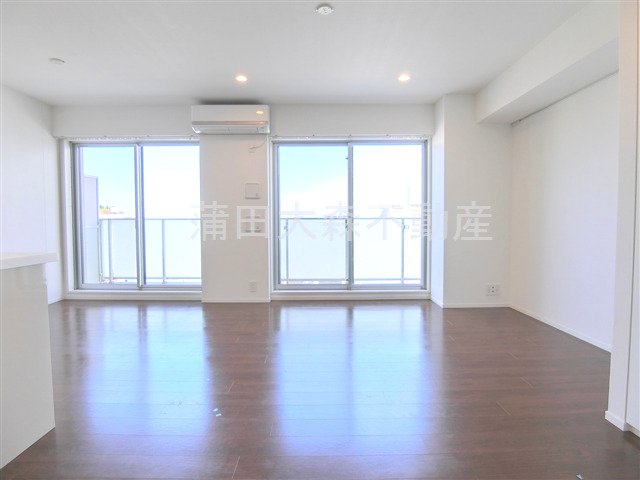 居室・リビング　余裕ある広さのLDK16.3帖　カウンターキッチンのリビング