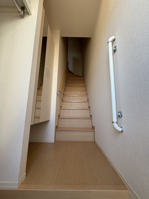 その他部屋・スペース　駆け上がりたくなる階段です