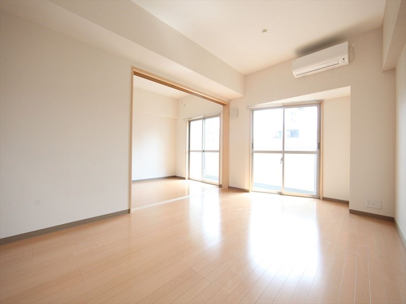 居室・リビング　ＬＤＫ12帖　南面バルコニー　エアコン付