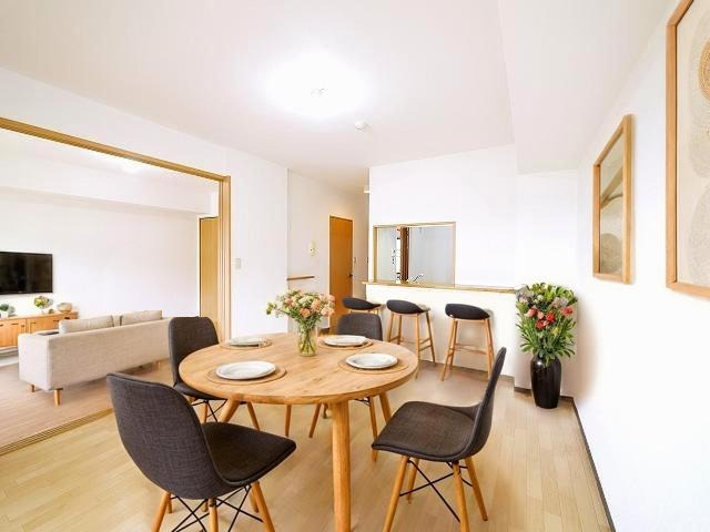 居室・リビング　CGで家具等を配置したもので家具等は含まれません