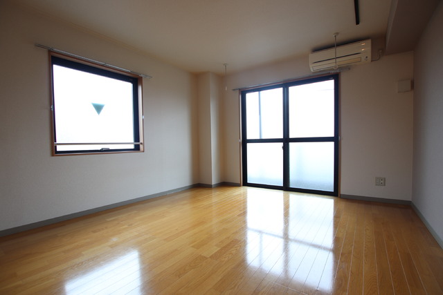 居室・リビング　角部屋、９．４帖のお部屋です