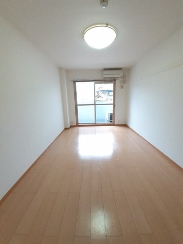 居室・リビング　こちらのリビングで趣味の時間をお楽しみください