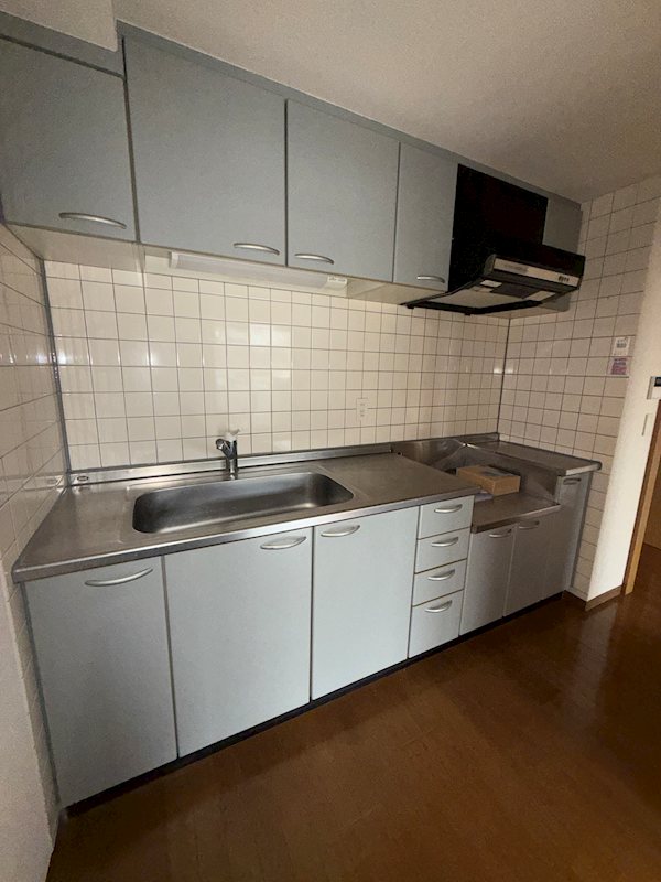 キッチン　同建物別部屋の写真となります。
