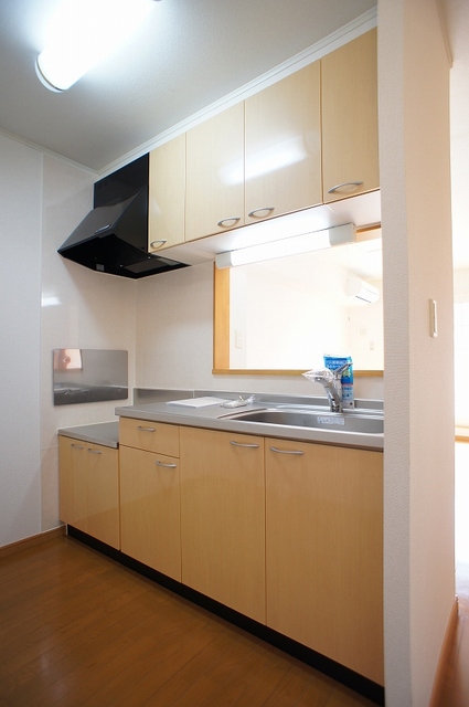 キッチン　明るい陽射しが差し込む、人気のカウンターキッチン