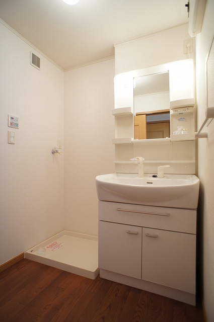 洗面設備　シャワー付き洗面と防水パン付き洗濯機置場あり