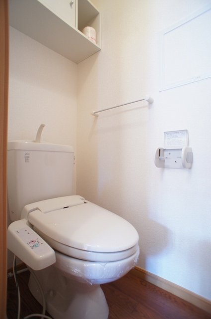 トイレ　トイレはシャワー付き洗浄便座で快適です