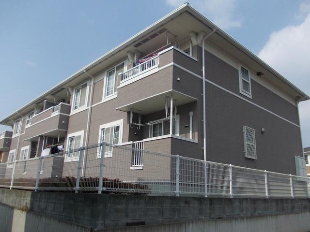 建物外観　全面に建物がなく、日差しがたっぷり入ります！