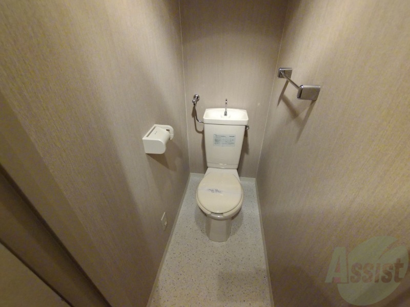 トイレ　トイレの上には物を置くスペースもあるので便利です。