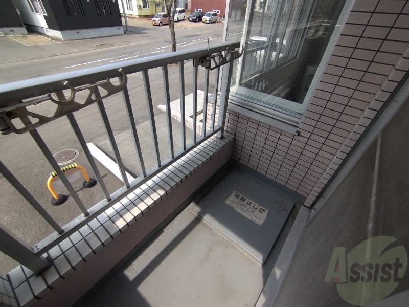 バルコニー　バルコニーです。洗濯物を干すもよし、一息つくもよしですね。