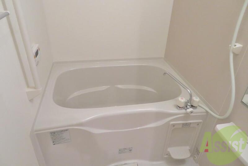 バス・シャワールーム　お風呂は広々でキレイです。ゆっくり浸かれます。