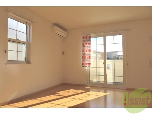 居室・リビング　洋室は１０．９帖で広々、南向きなので日当たりも良好です。