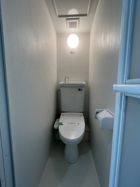 トイレ　個室タイプのトイレです。