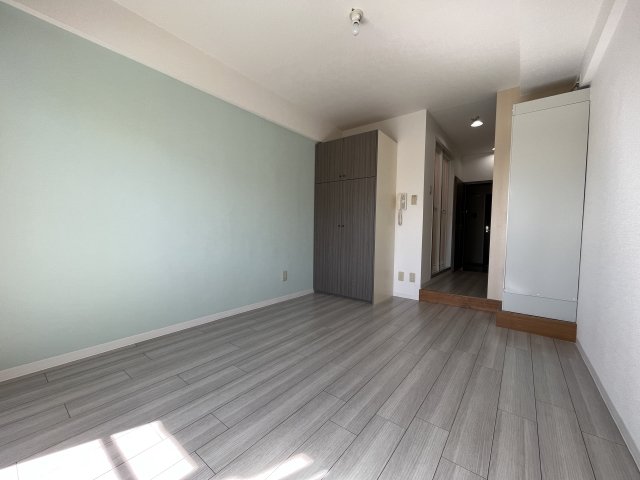 居室・リビング　落ち着いた色合いの床材を使用した居住空間です。