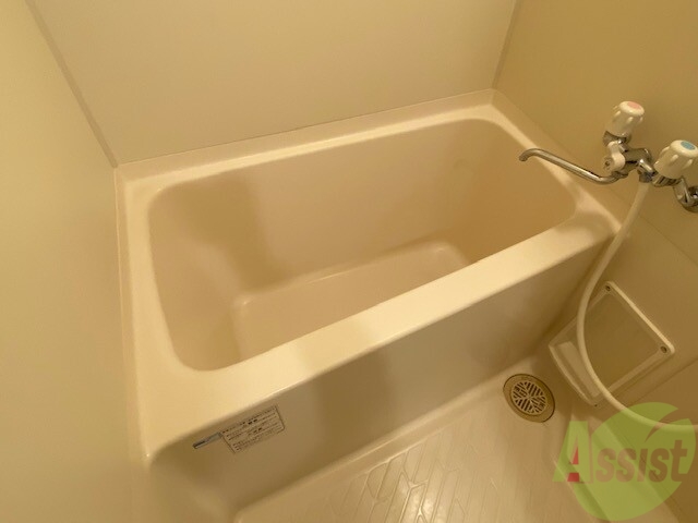 バス・シャワールーム　広めのお風呂なこちら。毎日の疲れはここで癒してください