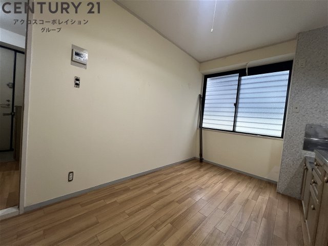 居室・リビング　床が落ち着いた色合いで綺麗です♪