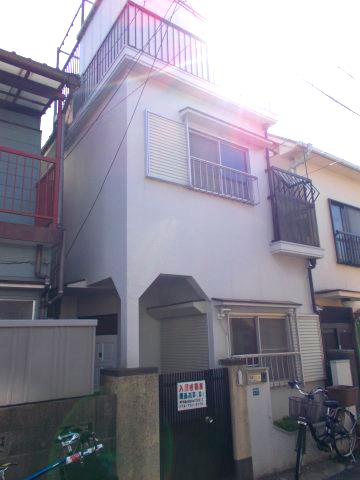 建物外観　コンビニ徒歩2分・駅まで平坦