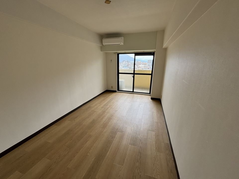 居室・リビング　７．５畳の洋室です