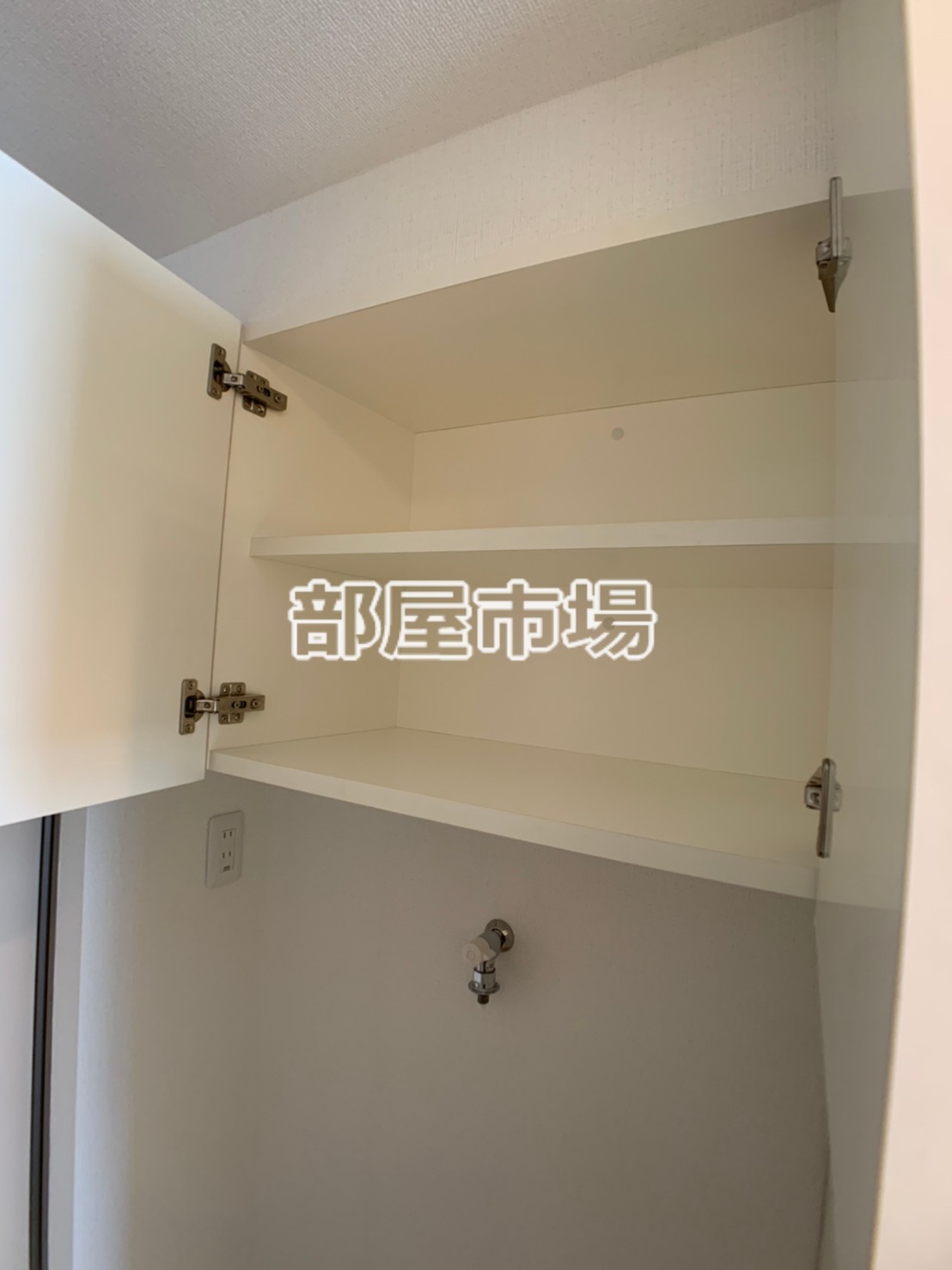 収納　洗濯機置場上部収納
